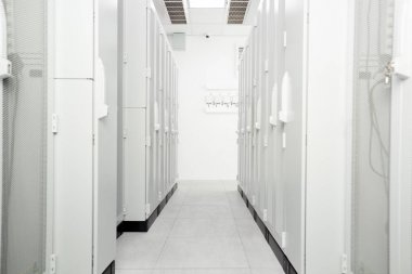 Beyaz sunucu odası ağ/iletişim sunucu kümesinde bir sunucu odası