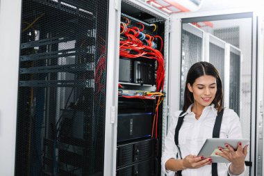 büyük veri merkezinde analizi, mühendislerimizin sunucu tablet pc kullanarak teknisyen