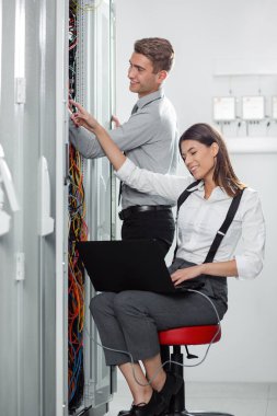 Takım birlikte veri merkezinde sunucularda çalışan teknisyenleri