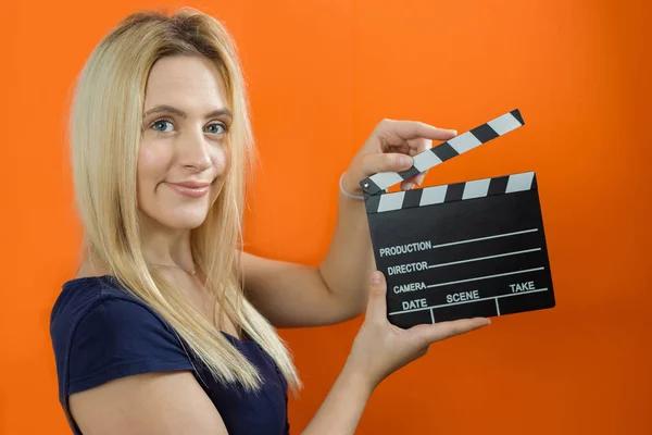 Giovane Donna Azione Con Mano Clapperboard Concetto Cinematografico — Foto Stock