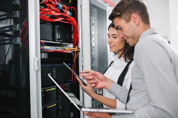 Tim Teknisi Bekerja Sama Pada Server Pusat Data — Stok Foto