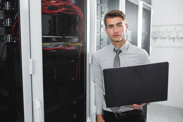 Portrét Moderní Mladý Muž Drží Notebook Stojící Serverové Místnosti Práci — Stock fotografie