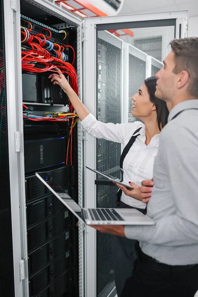 Equipe Técnicos Que Trabalham Conjunto Servidores Data Center — Fotografia de Stock