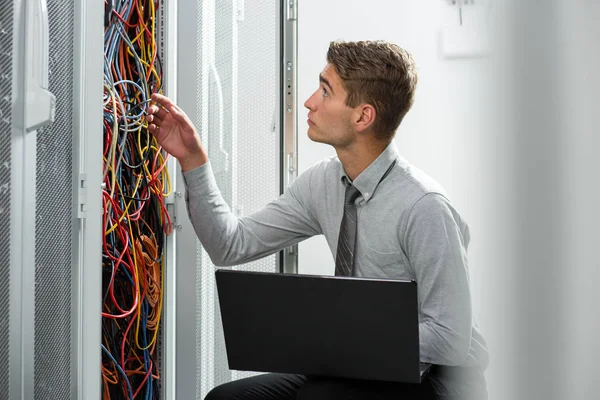 Retrato Jovem Moderno Segurando Laptop Sala Servidor Trabalhando Com Supercomputador — Fotografia de Stock