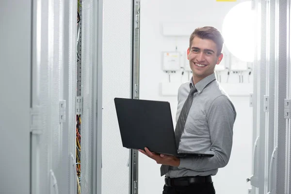 Retrato Jovem Moderno Segurando Laptop Sala Servidor Trabalhando Com Supercomputador — Fotografia de Stock