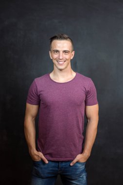 Vücut geliştirmeci shoor Studio siyah arka plan üzerine portresi