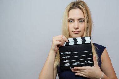 Klaket tutan genç kadın eylem. Sinema kavramı