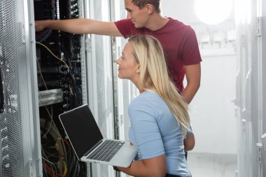 Takım birlikte veri merkezinde sunucularda çalışan teknisyenleri