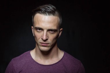 Vücut geliştirmeci shoor Studio siyah arka plan üzerine portresi