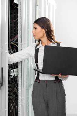 Sunucu odası içinde laptop üzerinde teknisyen portresi