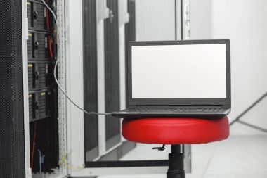 boş görüntüler ve bir büyük sunucu odası içinde laptop