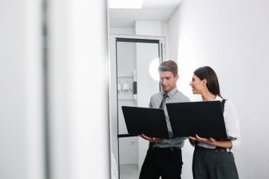 Takım birlikte veri merkezinde sunucularda çalışan teknisyenleri