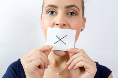 ağız ve dudaklar mühürlü beyaz kare üzerinde işareti X ile genç çekici kadın portresi kapatın.