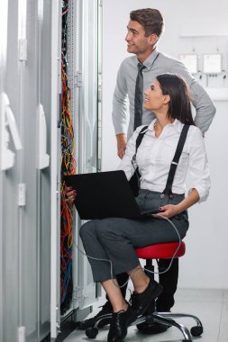 Takım birlikte veri merkezinde sunucularda çalışan teknisyenleri