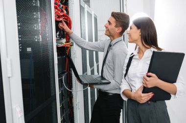 Takım birlikte veri merkezinde sunucularda çalışan teknisyenleri