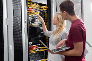 Takım birlikte veri merkezinde sunucularda çalışan teknisyenleri