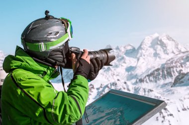 kayakçı dağ profesyonel fotoğraf makinesi ile fotoğraf çekimi