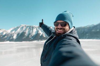 adam selfie donmuş göl üzerinde yapma