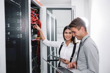Takım birlikte veri merkezinde sunucularda çalışan teknisyenleri