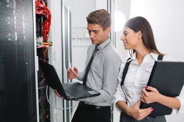 Takım birlikte veri merkezinde sunucularda çalışan teknisyenleri