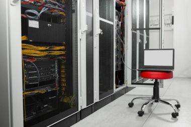 boş görüntüler ve bir büyük sunucu odası içinde laptop