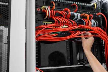 Sunucu, veri merkezi kontrol mühendisleri yakın çekim el