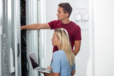 Takım birlikte veri merkezinde sunucularda çalışan teknisyenleri