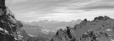 French Alps doruklarına bulutlar arasında