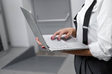 Sunucu odası içinde laptop üzerinde teknisyen portresi