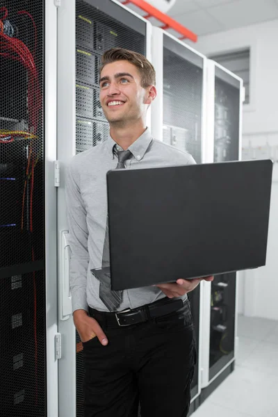 Jovem Homem Negócios Com Laptop Trabalhando Data Center — Fotografia de Stock