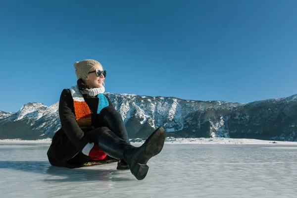 Женщина Наслаждается Прекрасным Днем Замерзшем Озере — стоковое фото