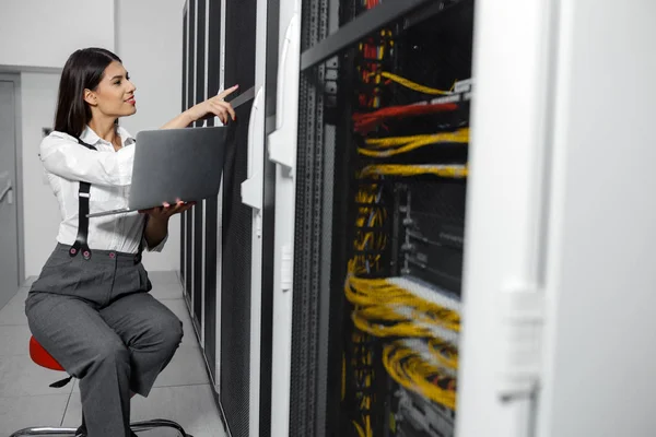 Portræt Tekniker Der Arbejder Laptop Serverrummet - Stock-foto