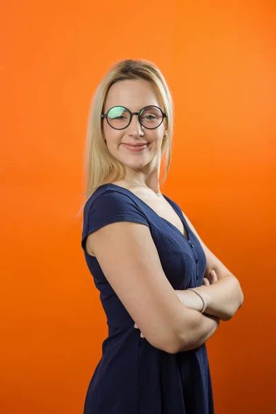 Unga Kaukasiska Kvinna Med Smiley Ansikte Bär Glasögon Orange Bakgrund — Stockfoto