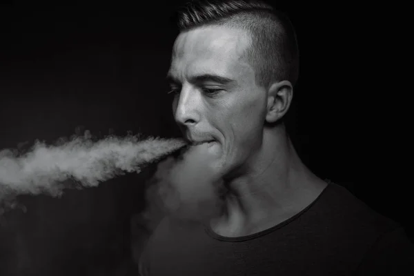 Férfi Fekete Háttér Vaping Mentesít Egy Felhő Gőz — Stock Fotó