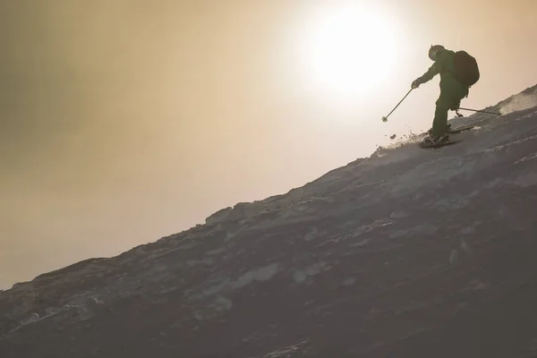 Freeride Esquiador Con Mochila Corriendo Cuesta Abajo Movimiento Congelación Polvo —  Fotos de Stock