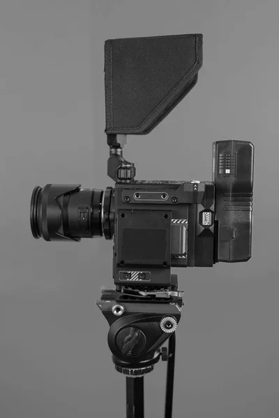 Professionelle Videokamera Auf Lebendigem Farbhintergrund Macht Kontrast — Stockfoto