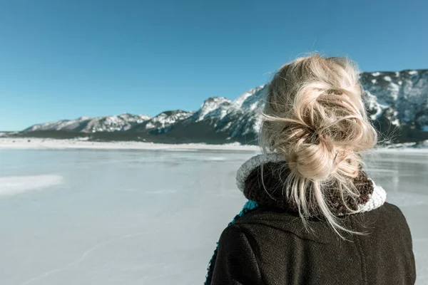 Zadní Pohled Ženy Při Pohledu Horské Zamrzlé Jezero — Stock fotografie