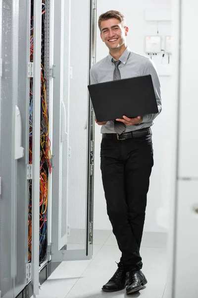 Портрет Современного Молодого Человека Ноутбуком Стоящего Серверной Работающего Суперкомпьютером — стоковое фото