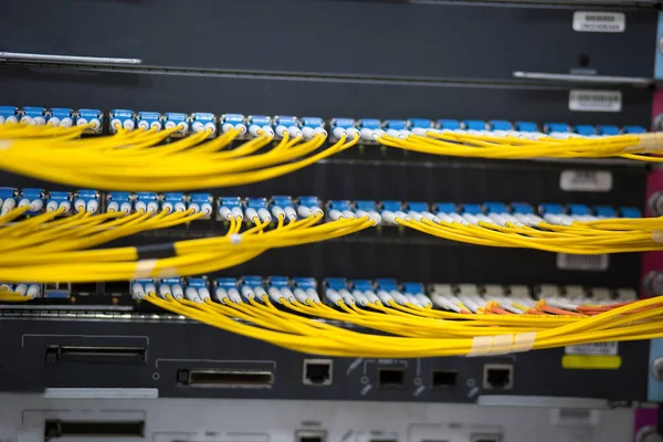 Router Sala Server Rete Con Cavi Colorati — Foto Stock