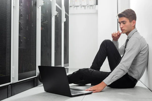 Retrato Joven Moderno Sosteniendo Computadora Portátil Pie Sala Servidores Trabajando —  Fotos de Stock