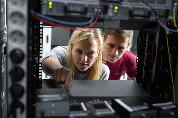 Equipe Técnicos Que Trabalham Conjunto Servidores Data Center — Fotografia de Stock