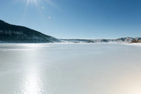 Zugefrorener See Mit Bergen Hintergrund — Stockfoto