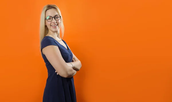 Mujer Joven Caucásica Con Cara Sonriente Con Gafas Sobre Fondo —  Fotos de Stock