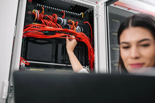 Retrato Del Técnico Que Trabaja Ordenador Portátil Sala Servidores — Foto de Stock