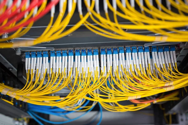 Router Sala Server Rete Con Cavi Colorati — Foto Stock