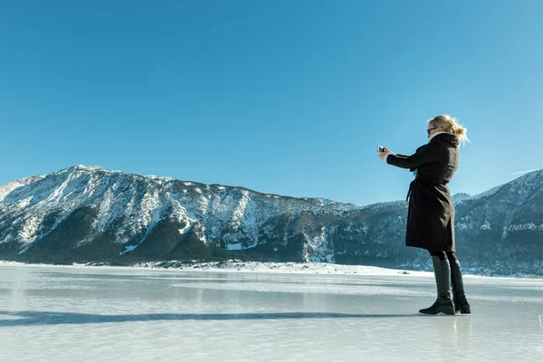 Bella Giovane Turista Femminile Prende Selfie Inverno — Foto Stock