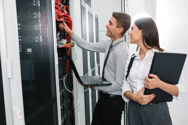 Technikerteam Arbeitet Auf Servern Rechenzentrum Zusammen — Stockfoto