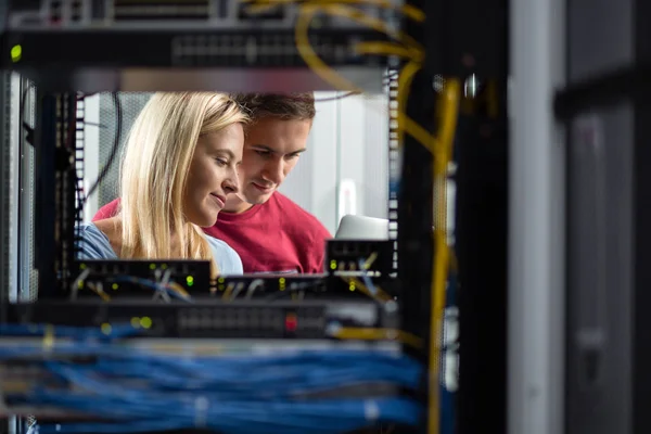 Technikusok Dolgoznak Együtt Kiszolgálók Data Centre Csapat — Stock Fotó