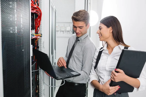 Takım birlikte veri merkezinde sunucularda çalışan teknisyenleri