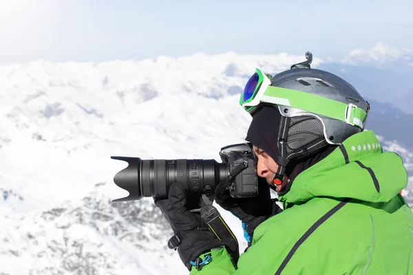 Esquiador Fotografiando Montaña Con Cámara Profesional —  Fotos de Stock